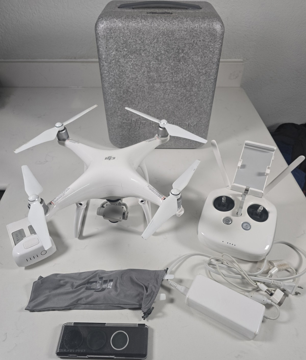 Working*DJI Phantom 4 Quadcopter Drone w/ Remote Control, Battery, Charger, Case