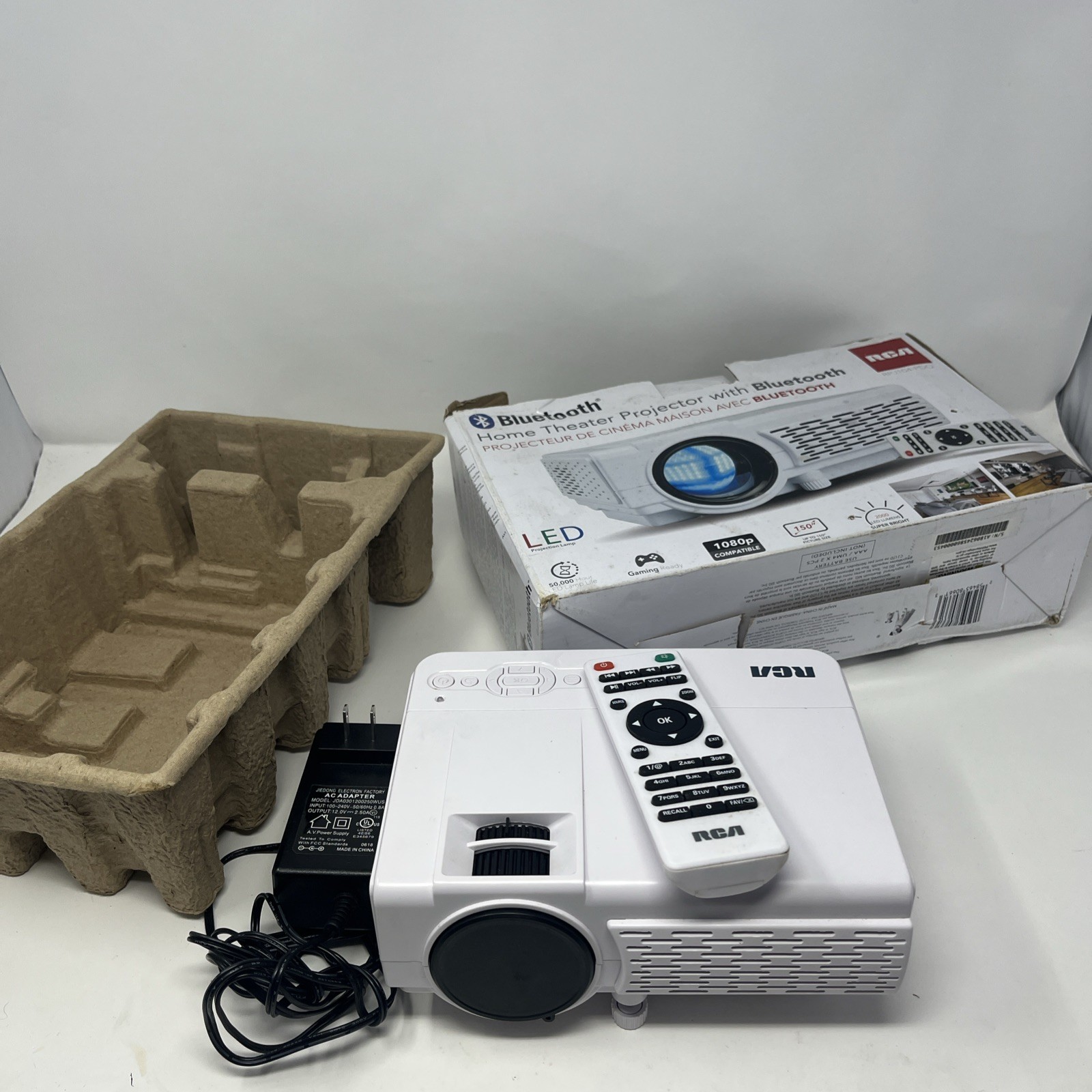 RCA RPJ104 Wireless LCD Projector - White With Remote Tested