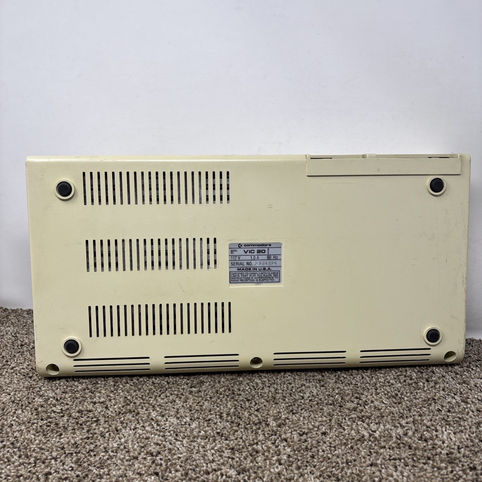 COMMODORE VIC-20 DIN COMPUTER ONLY TESTED AND WORKING READ