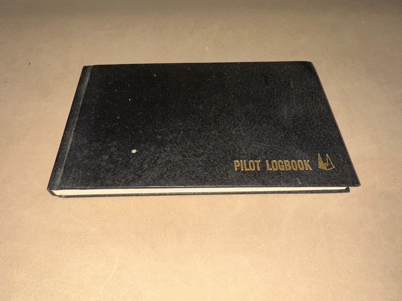 1973 Jeppesen Pilot Logbook with entries from 1975 8” x 5” Aviation Memorabilia