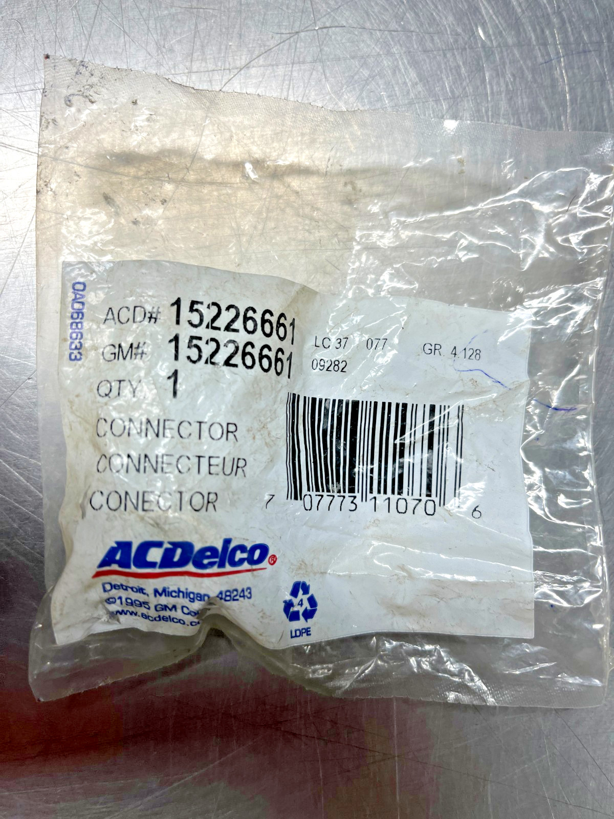 15226661  Genuine OEM  GM  Oil Cooler CONNECTOR FITTING  1522-6661