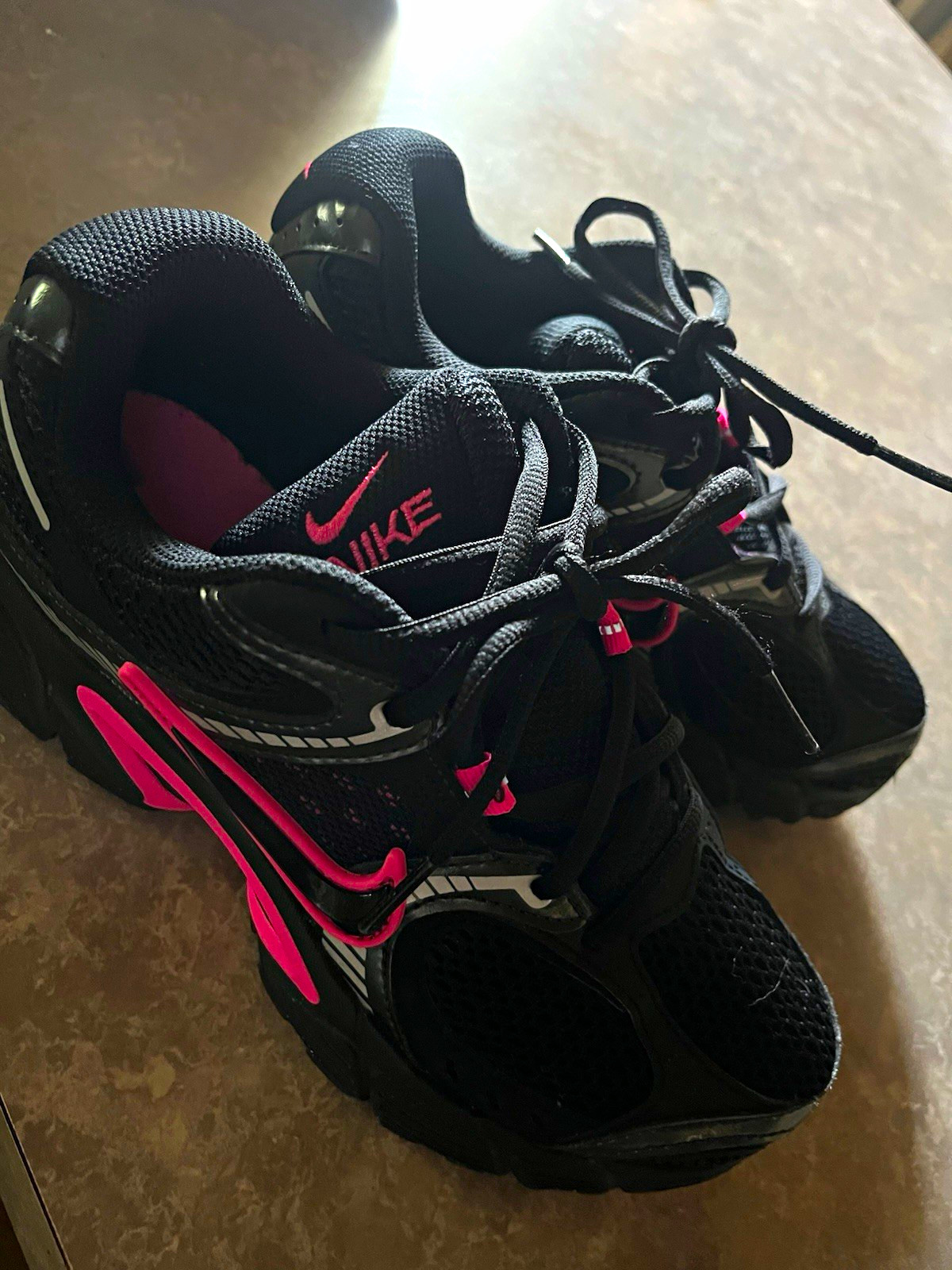 Nike Vomero Black/Pink Low Top Mesh Lace-Up Athletic Sneaker