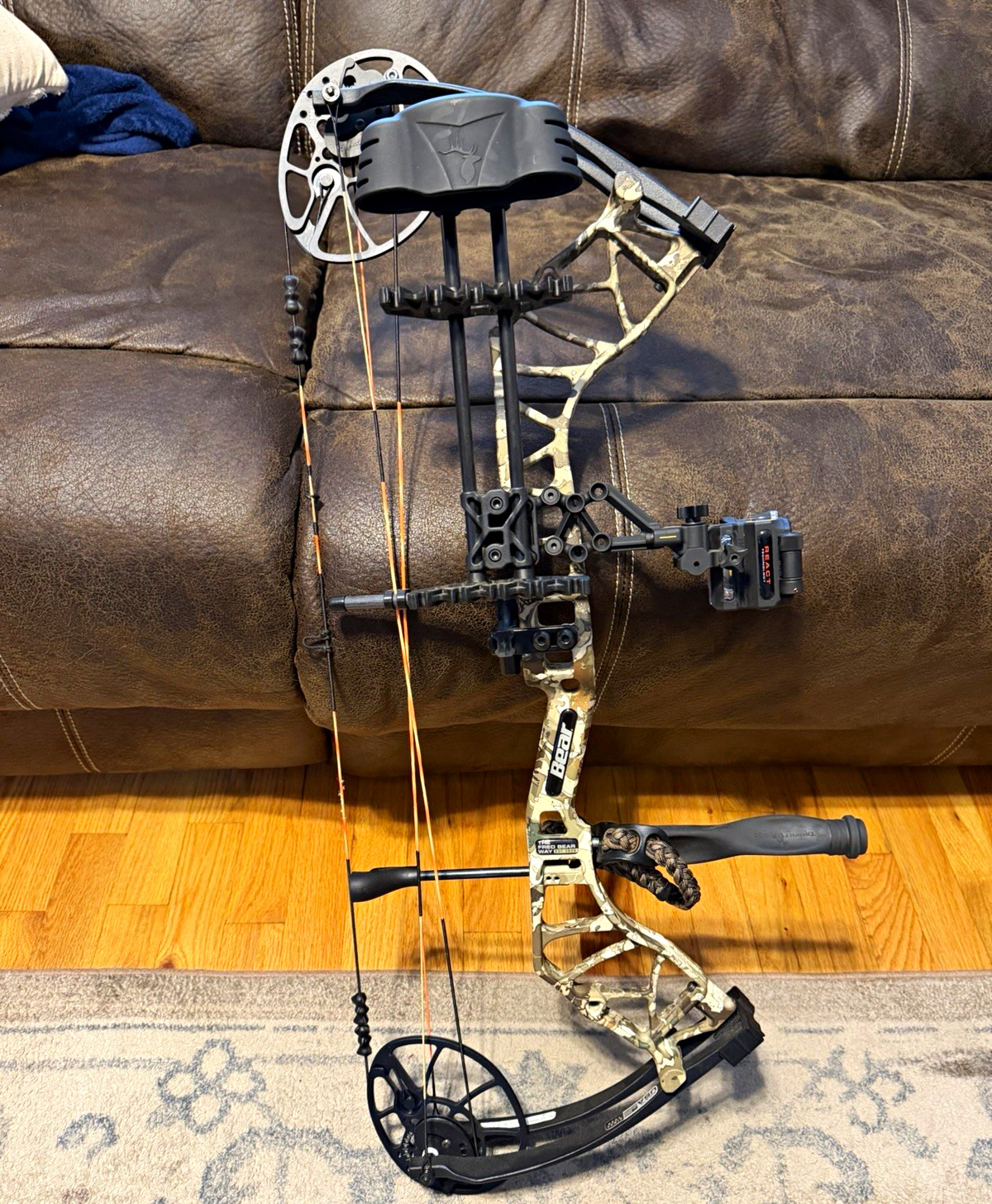 Bear Archery Legit RH Compound Bow Camo 58-70lb 13-30in w/ Sight Rest & TR React