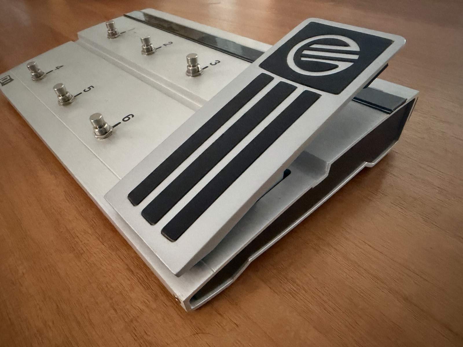 Native Instruments Rig Kontrol 2 USB Guitar Rig Foot Controller Silver pedal