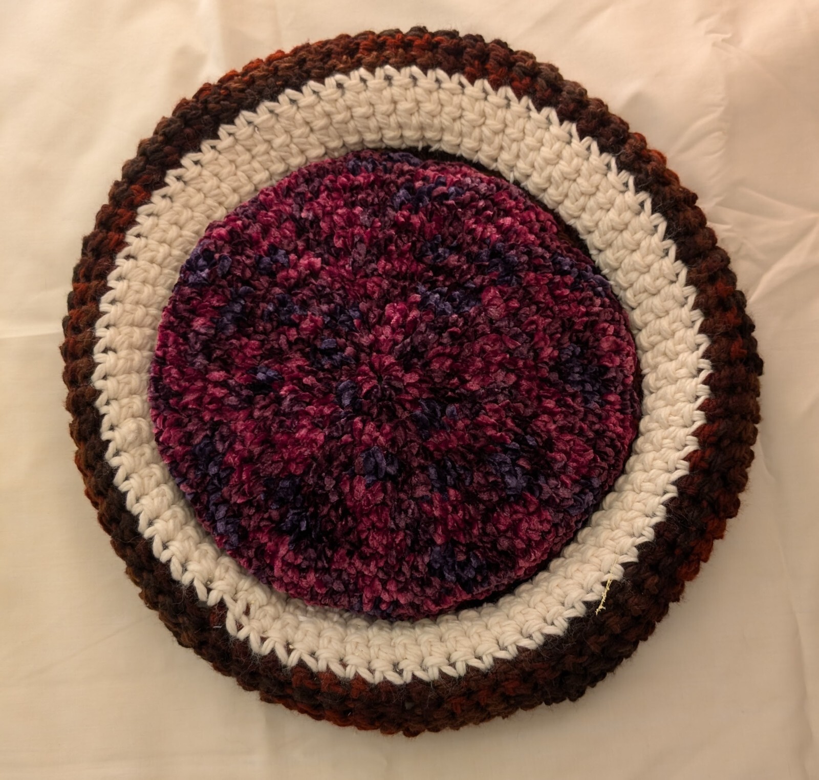 Cat dog crochet bed 15" round handmade cushioned red velvet yarn center new B30