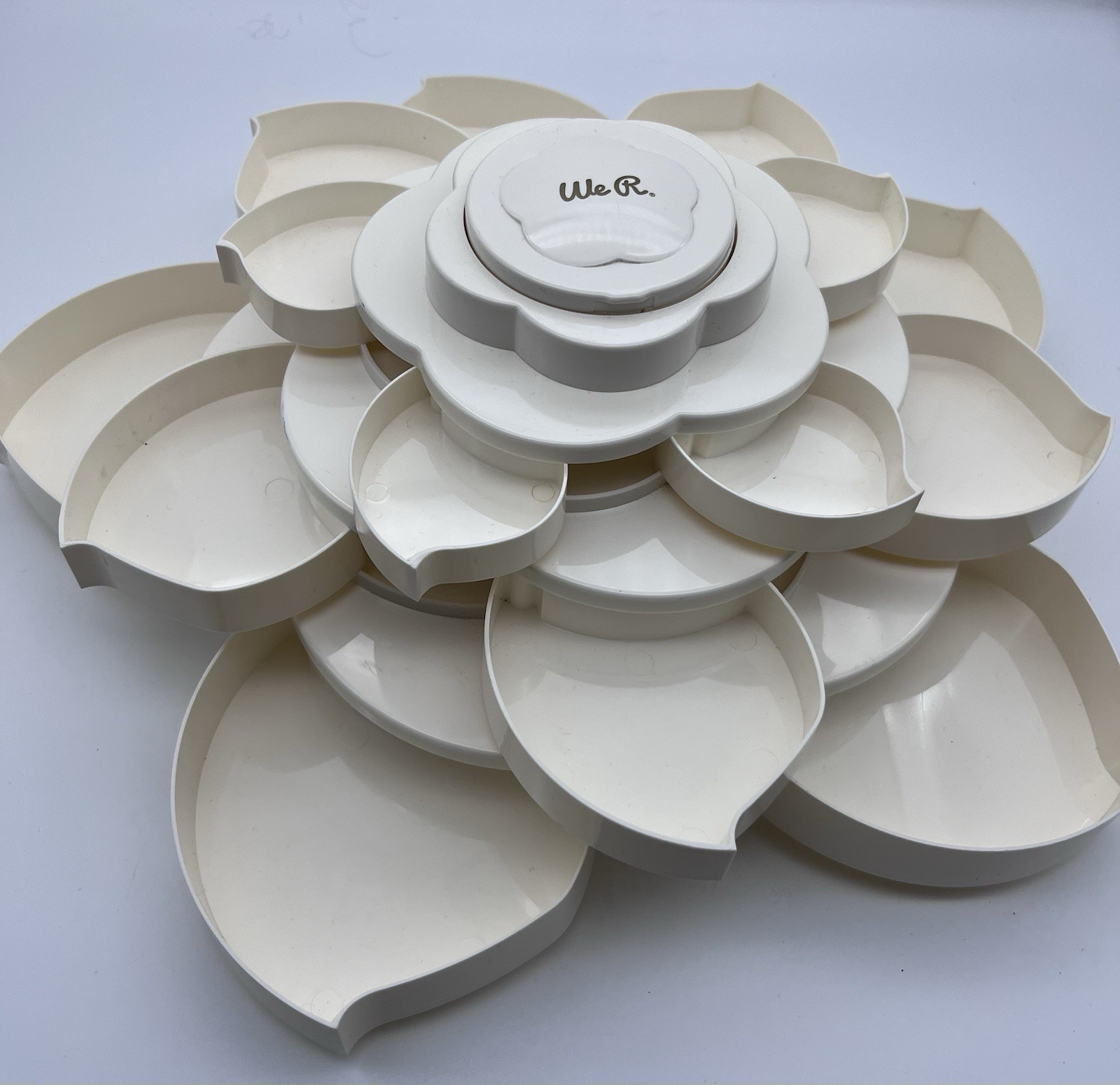 We R Memory Keepers Cream Plastic Storage Case Bloom Design Twists Open & Closed