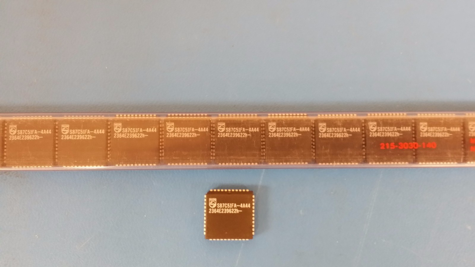 (4 PCS) S87C51FA-4A44 PHILIPS 8-BIT, OTPROM, 16MHz, MICROCONTROLLER, PQCC44