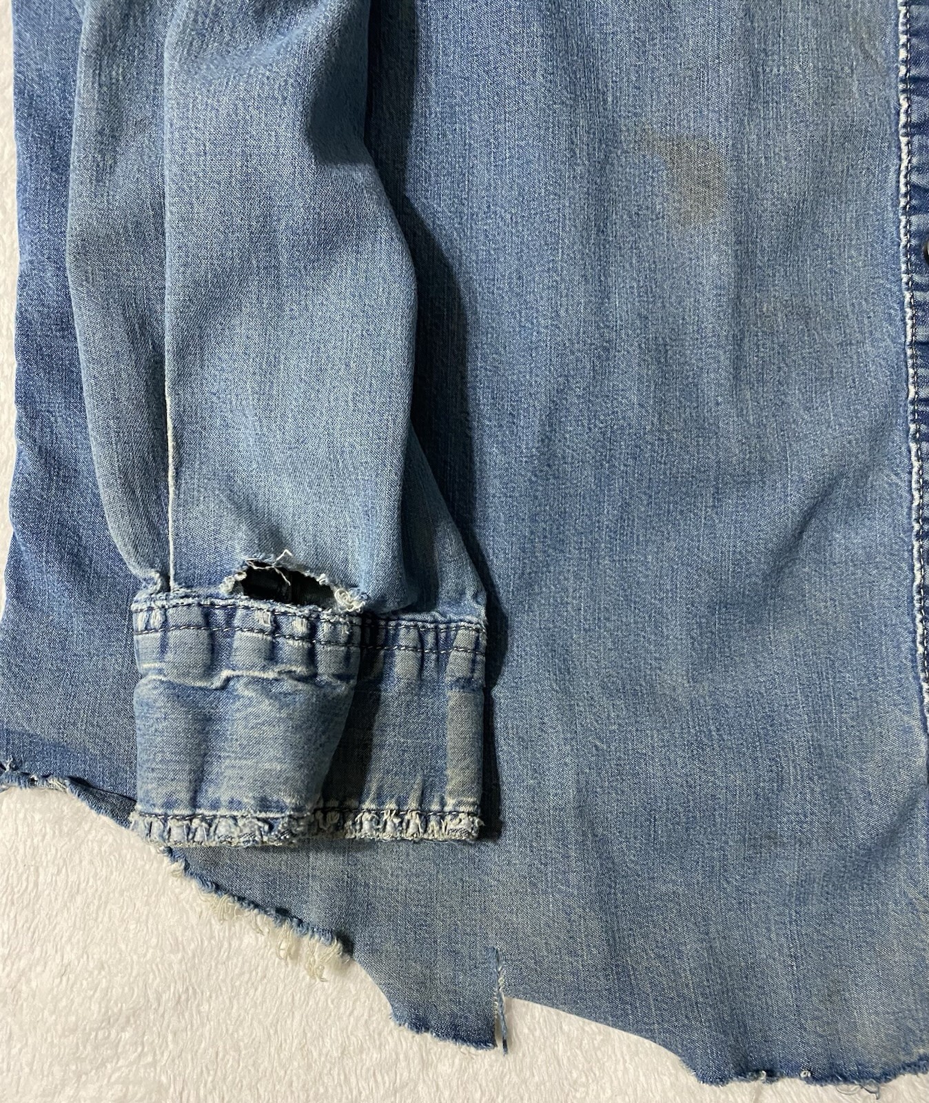 Thrashed Wrangler Men’s Denim Work Shirt Size Large Button Up