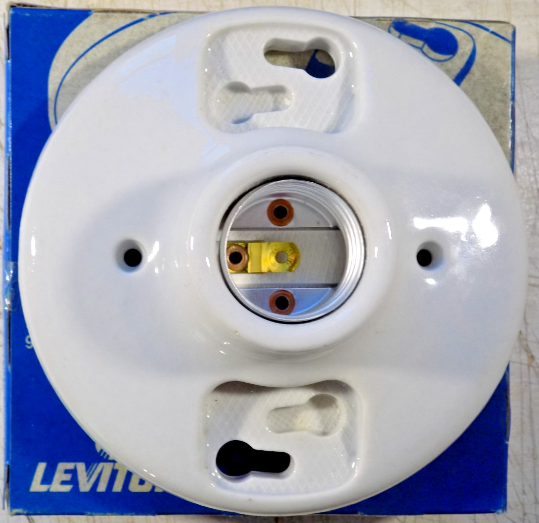 LEVITON * New Open Box * #9875 KEYLESS PORCELAIN LAMPHOLDER
