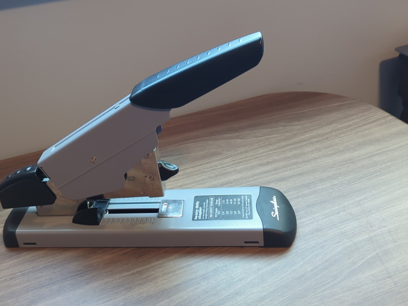 Swingline Heavy-Duty Stapler 160-Sheet Capacity 39005