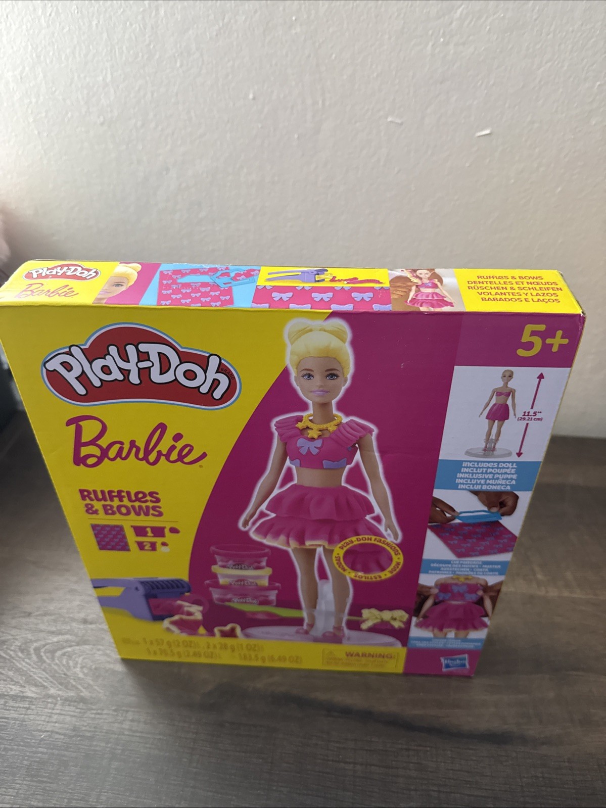 PLAY-DOH BARBIE RUFFLES & BOWS. NEW