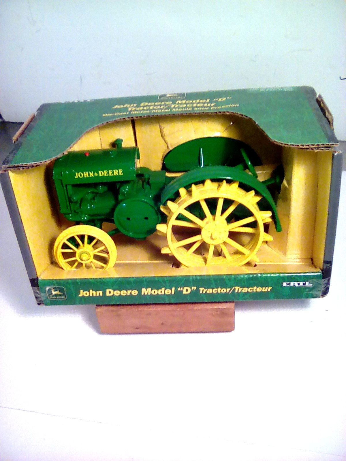 JOHN DEERE MODEL D TRACTOR 1/16 SCALE ERTL MFG. DIE CAST, 5179, NEW