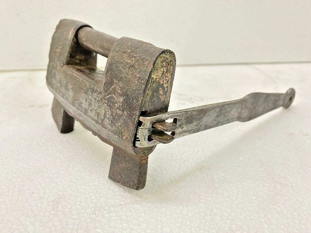 RARE OLD VINTAGE HAND-MADE IRON FINE ENGRAVED SOLID HEAVY STRIP SYSTEM PADLOCK