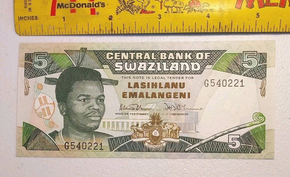 1990 Swaziland 5 Emalangeni Note; Pick 19a UNC *Tribal Warriors on Reverse*