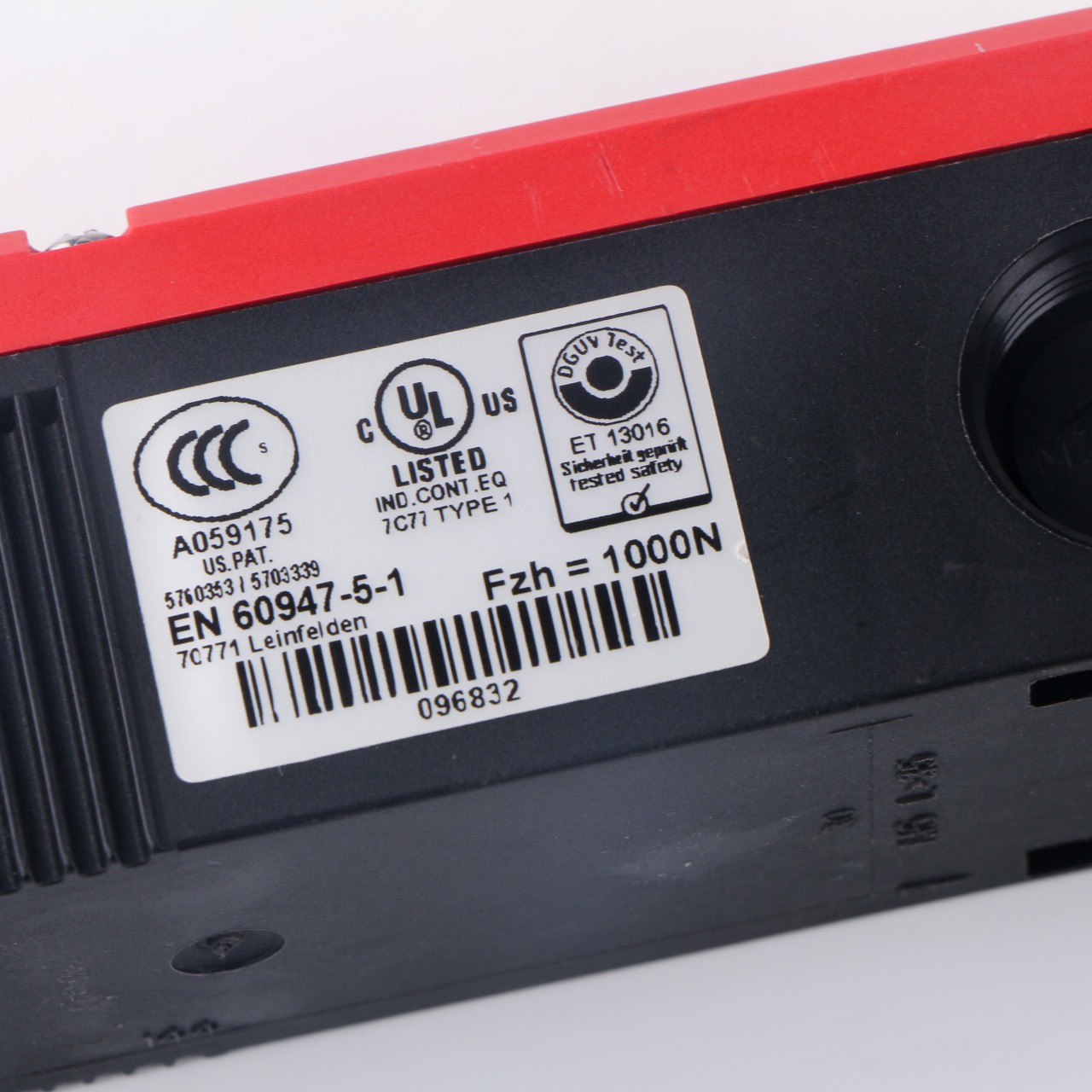 1PCS NEW EUCHNER TP3-4141A024M 084270 safety switch