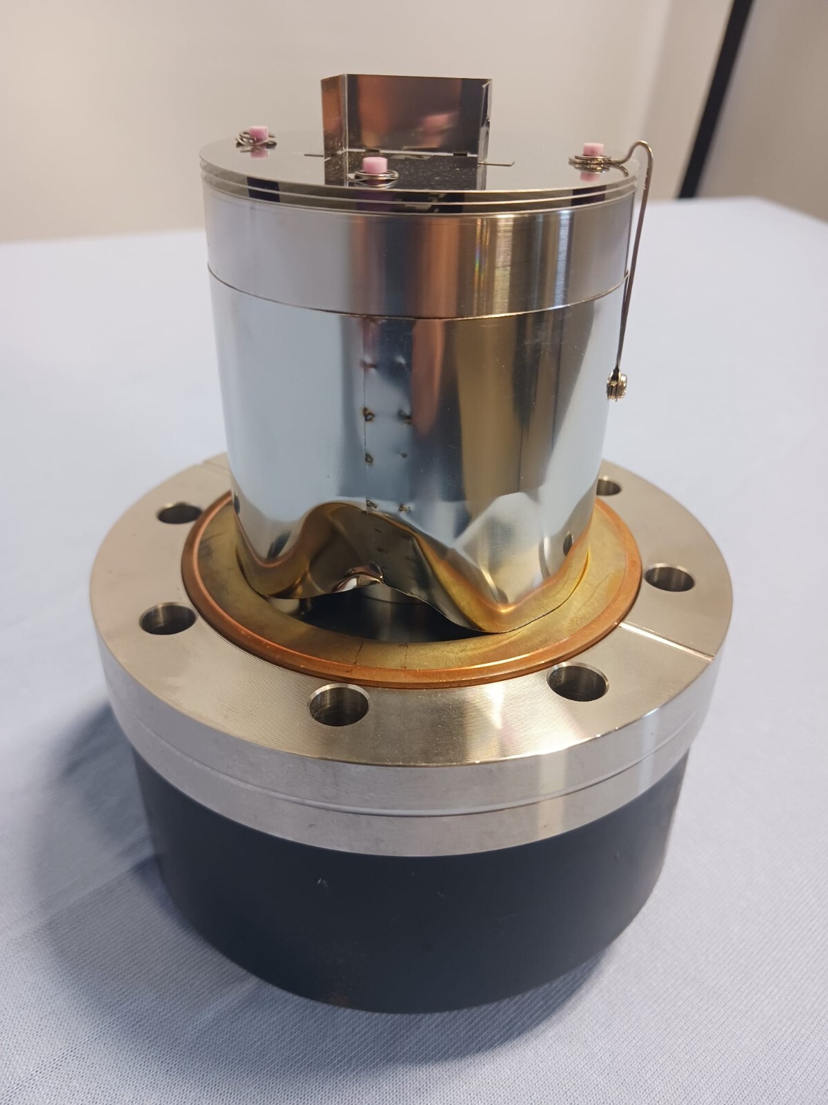 High-Precision Spectrometer Vacuum Chamber Electronic Interface Component