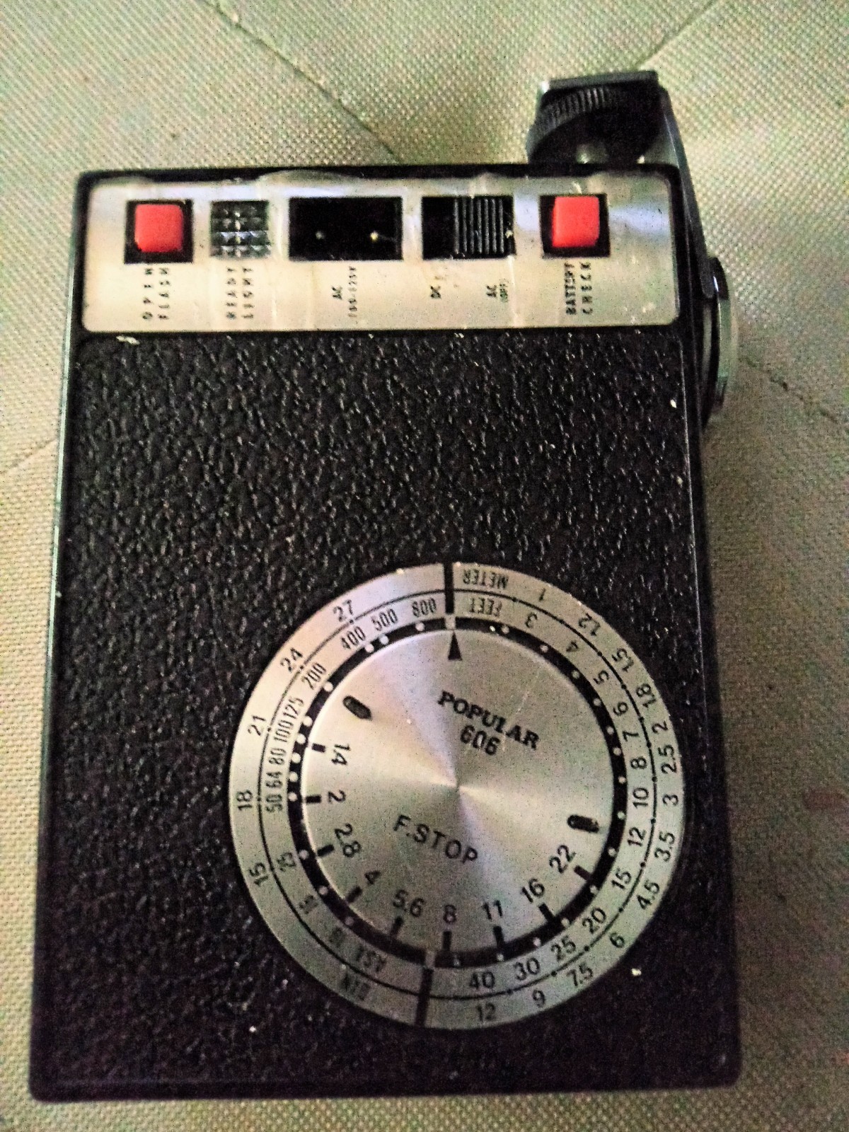 Popular 606 Flash Unit . In  Good Working Order, uses onlyAAA flat top battery