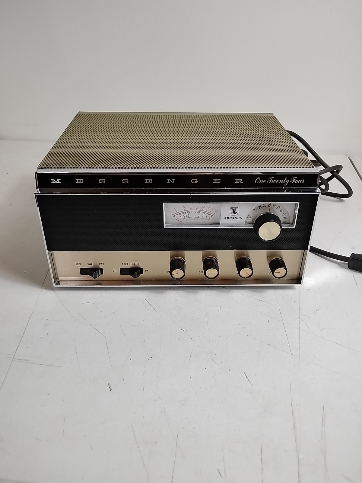 Vintage E.F. Johnson Messenger One Twenty Four 124 CB Radio Untested Old Plug