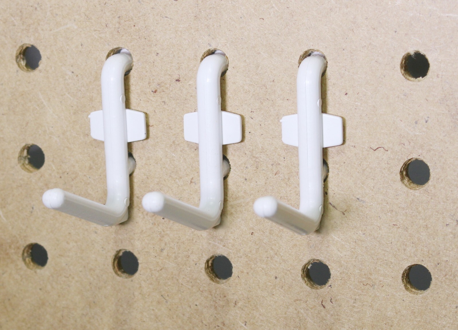 Plastic White J & L Style Pegboard Hooks Kit - 250 Pack PEGBOARD NOT INCLUDED