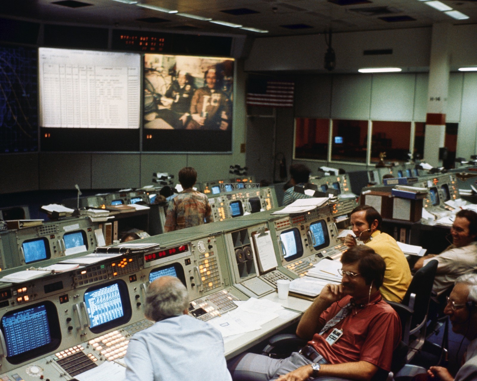 MISSION CONTROL DURING THE APOLLO-SOYUZ TEST PROJECT - 8X10 NASA PHOTO (BB-578)