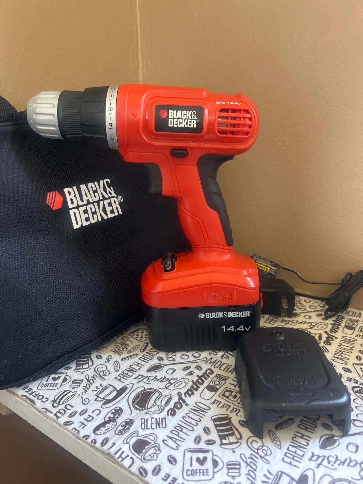 BLACK & DECKER 14.4V Cordless Drill/ Battery, Charger & Case  tested works