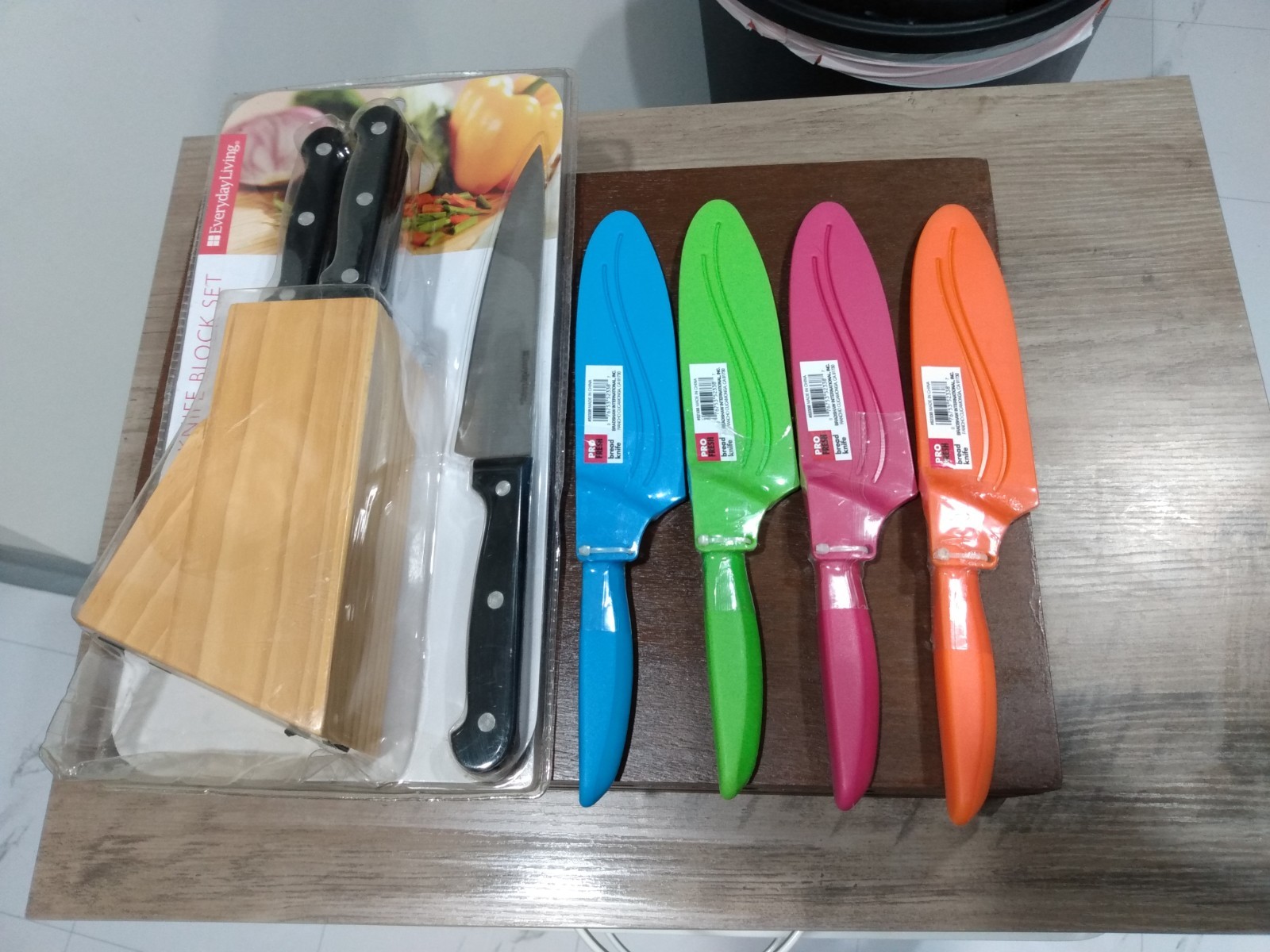 New Everyday Living 5 Piece Knife Set w/Block and 4 Pro Fresh Bread Knives