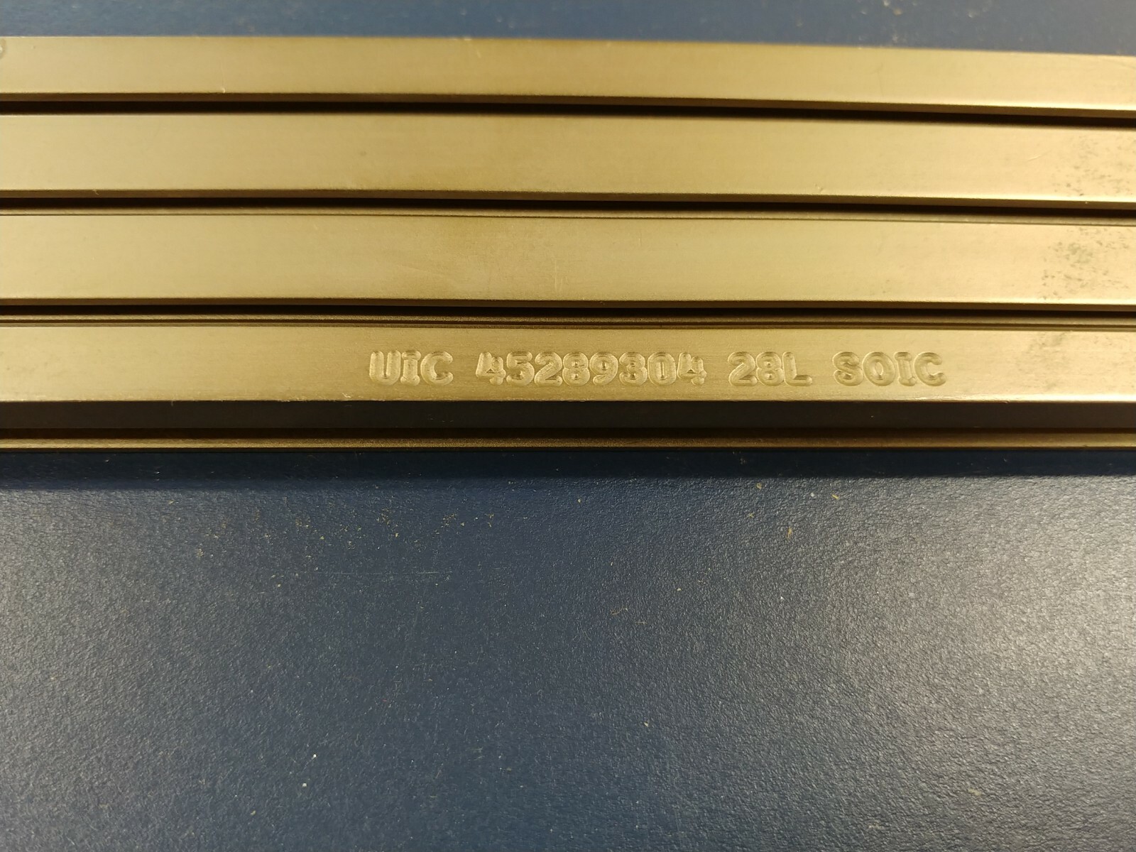 Universal Instruments Vibratory 28L PIN SOIC Track Assembly 45289304