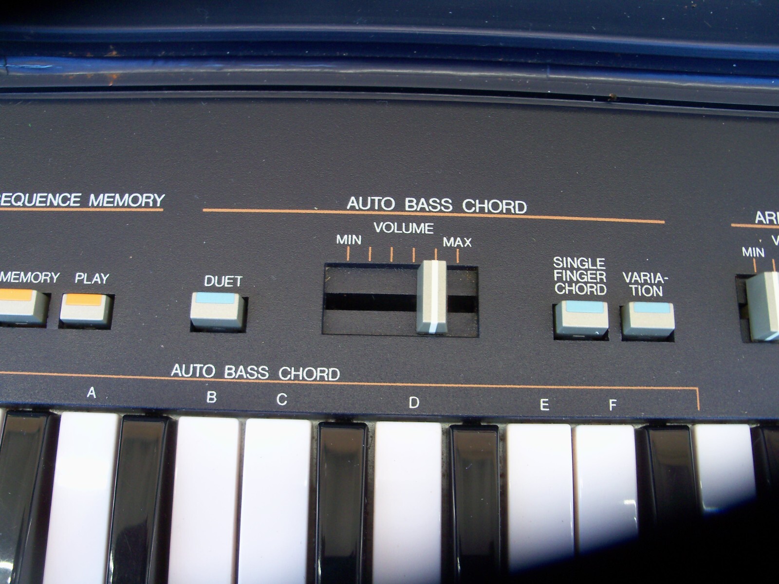 YAMAHA PORTASOUND PS-400 ELECTRONIC KEYBOARD (COMES WITH HARD SHELL CASE)
