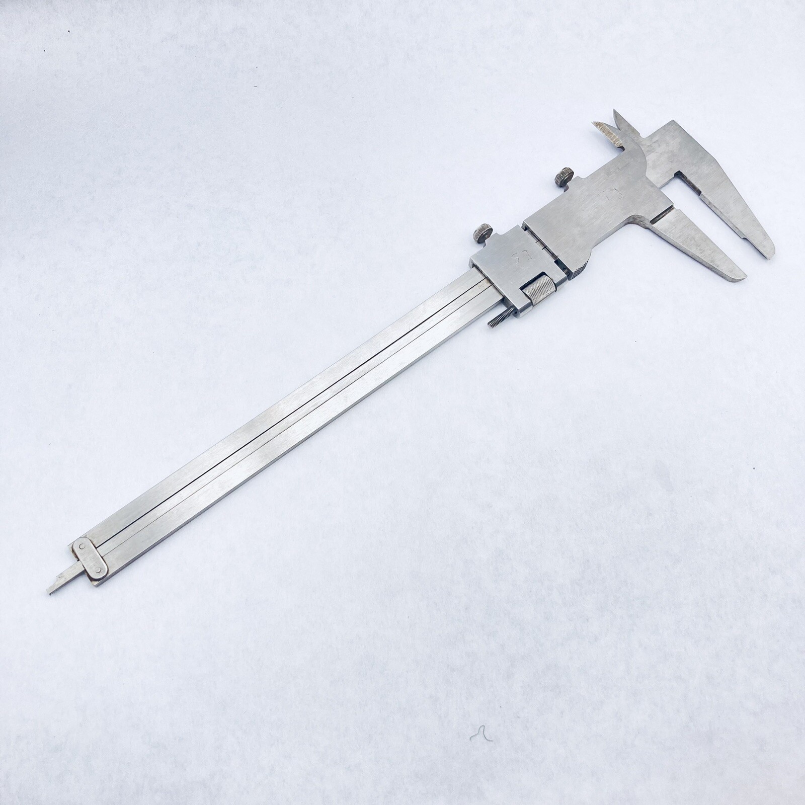 MITUTOYO 532-105 Precision Vernier Caliper with Fine Adjustment 0-7" & Case