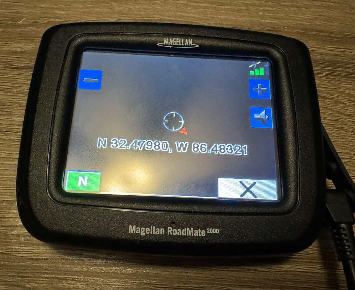 Magellan RoadMate 2000 GPS w/ Car Charger, Manual, Software, & Windshield Mount