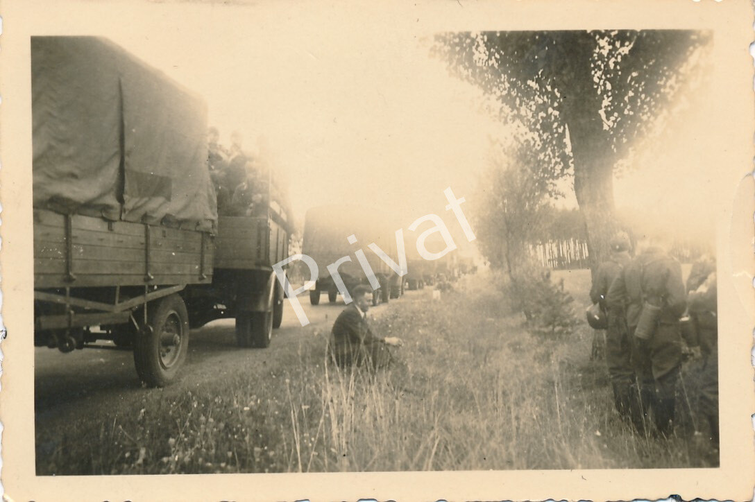 Photo WW II Wehrmacht Soldiers Transport Truck Break K1.44