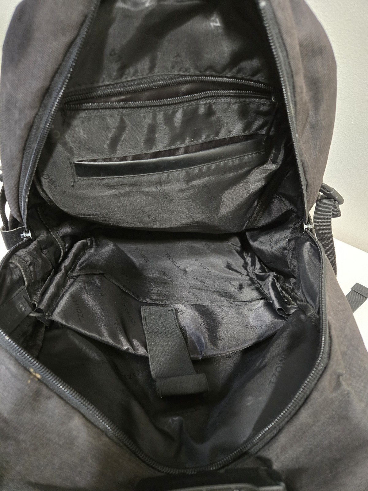Tzowla Backpack, black Great cond.