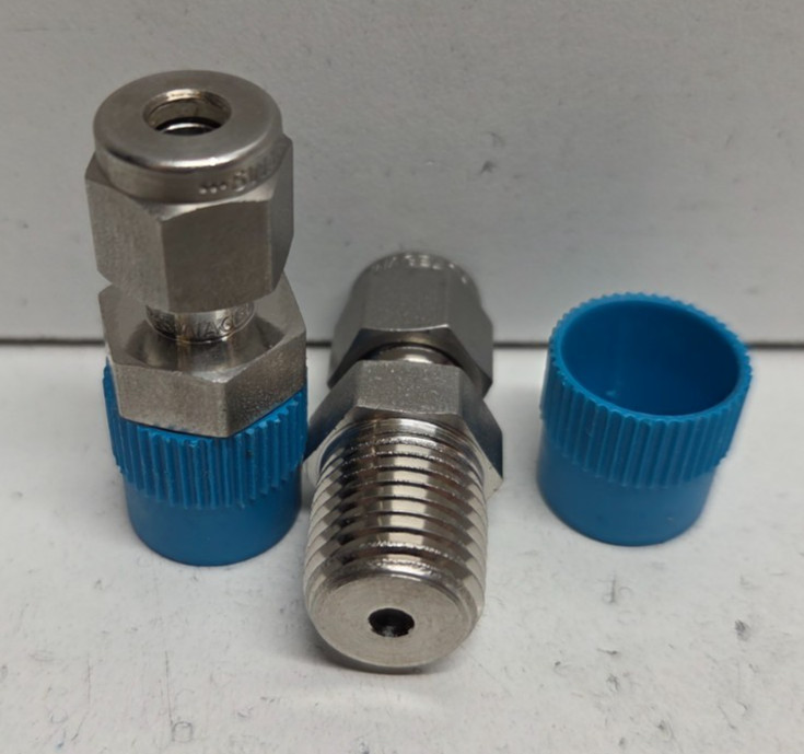 LOT OF 2 NEW NO BOX! SWAGELOK 1/4" TUBE X 1/4" NPT MALE ADAPTERS SS-400-1-4