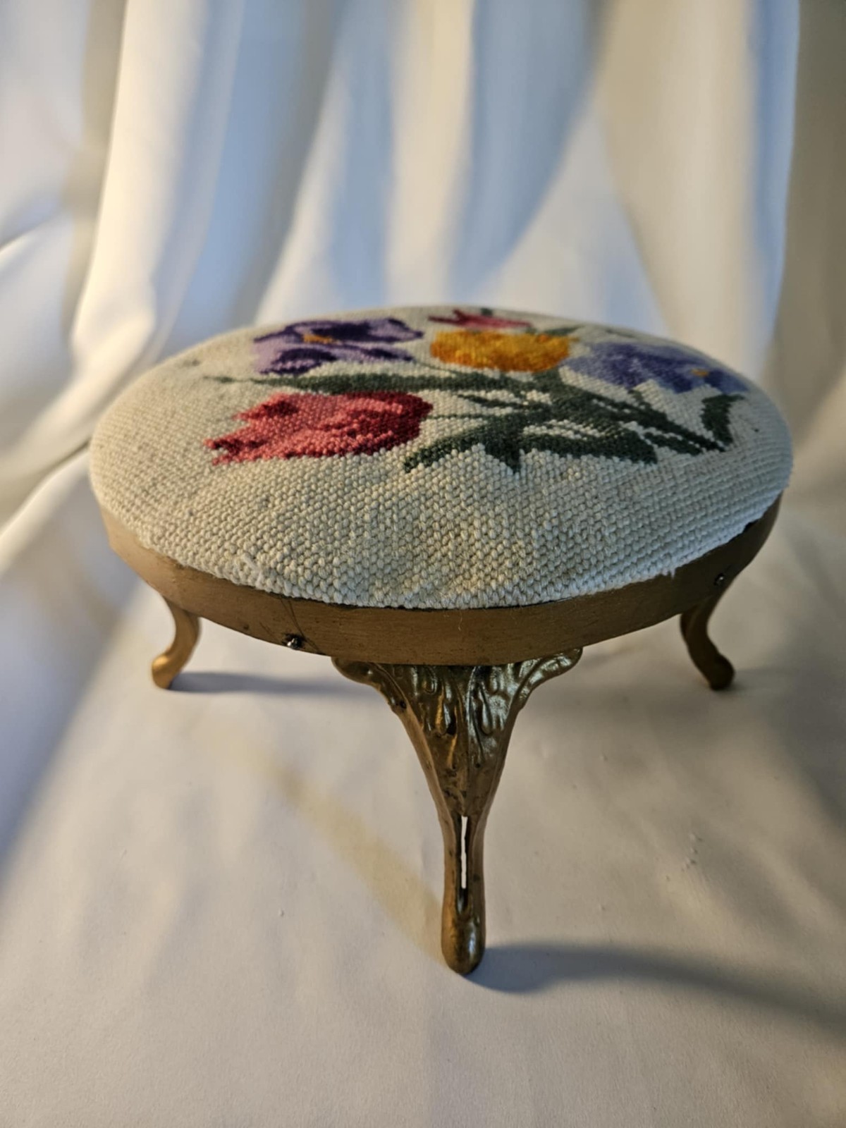 Vtg C. A. Dorney Furniture Co. Allentown PA Footstool W/crewel Needlepoint Seat