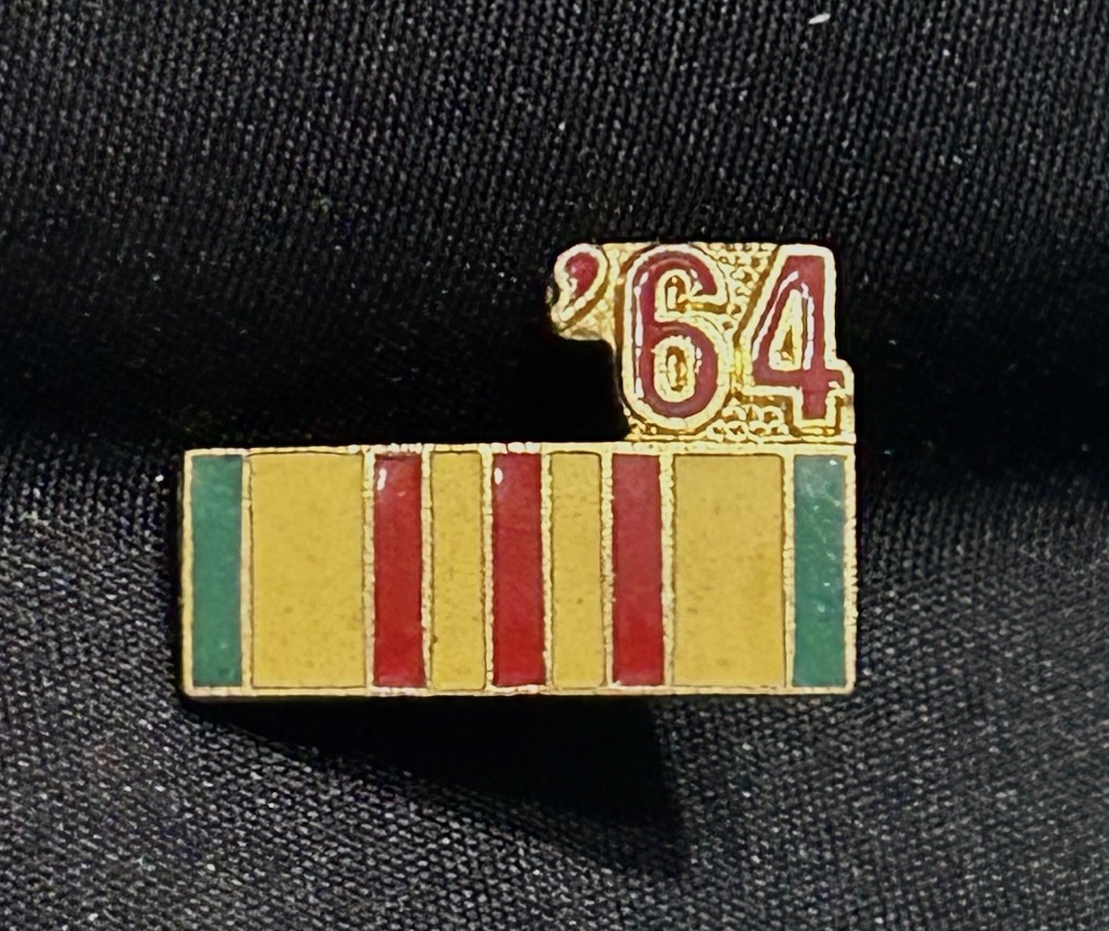 1964 VIETNAM SERVICE RIBBON HAT PIN ‘64