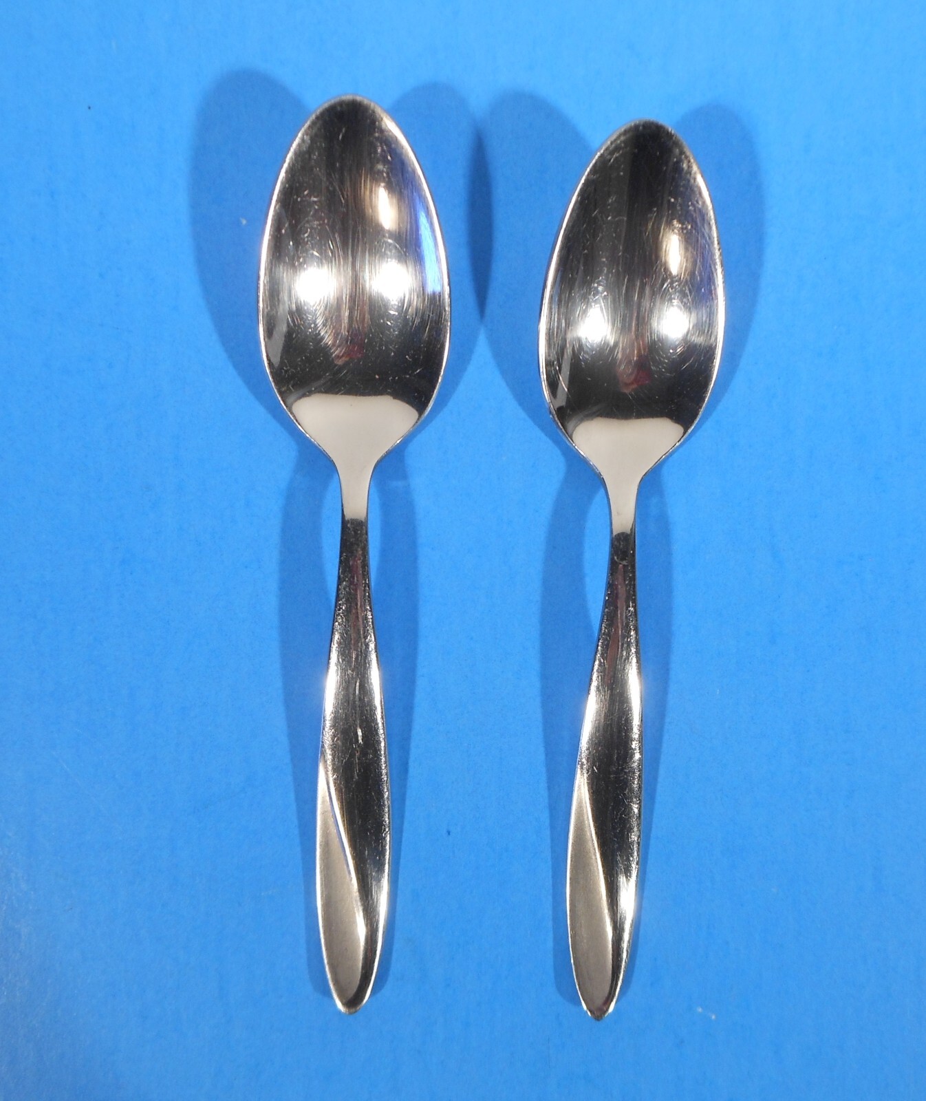 2 ONEIDA SIMMER STAINLESS STEEL TEASPOONS CHINA A