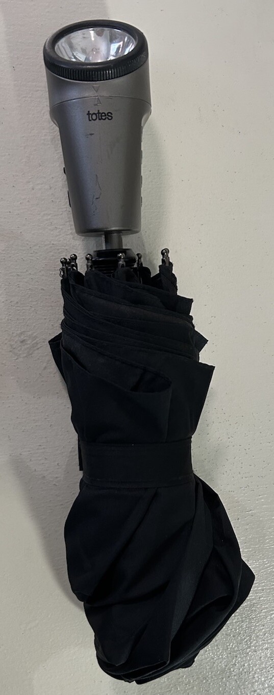 VTG TOTES Mens RainGear Black Portable Umbrella~Flashlight Handle~Works~Rare HTF