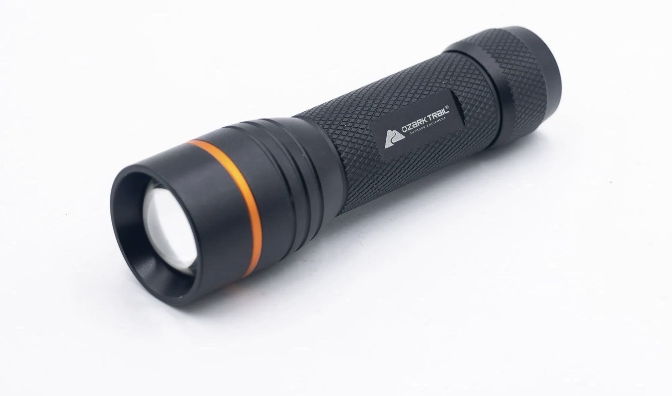 Ozark Trail 420 Lumens LED Flashlight with 3AAA Batteris-Black New Sealed
