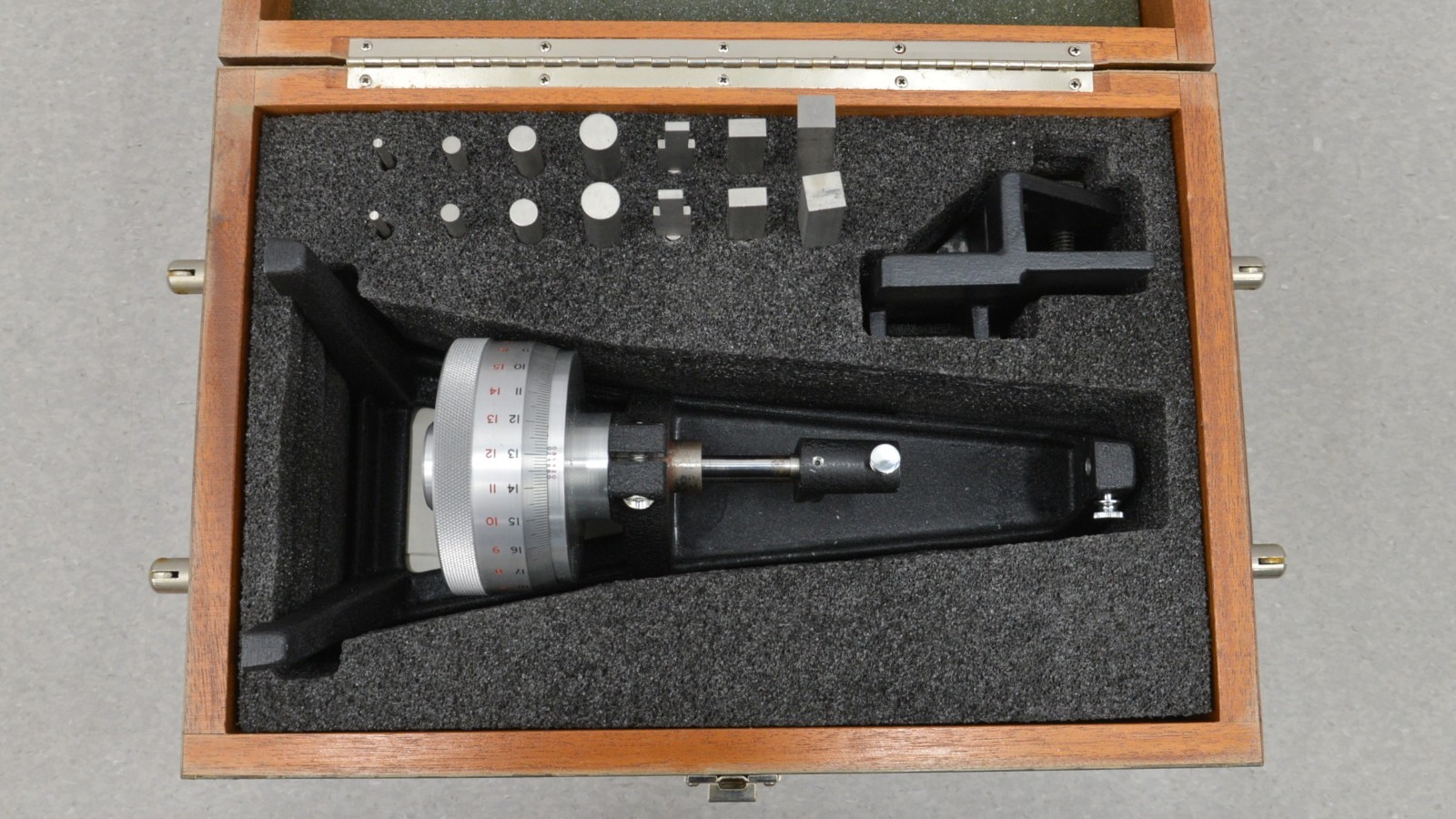 Russell Gauges High Magnification Extensometer Calibrator