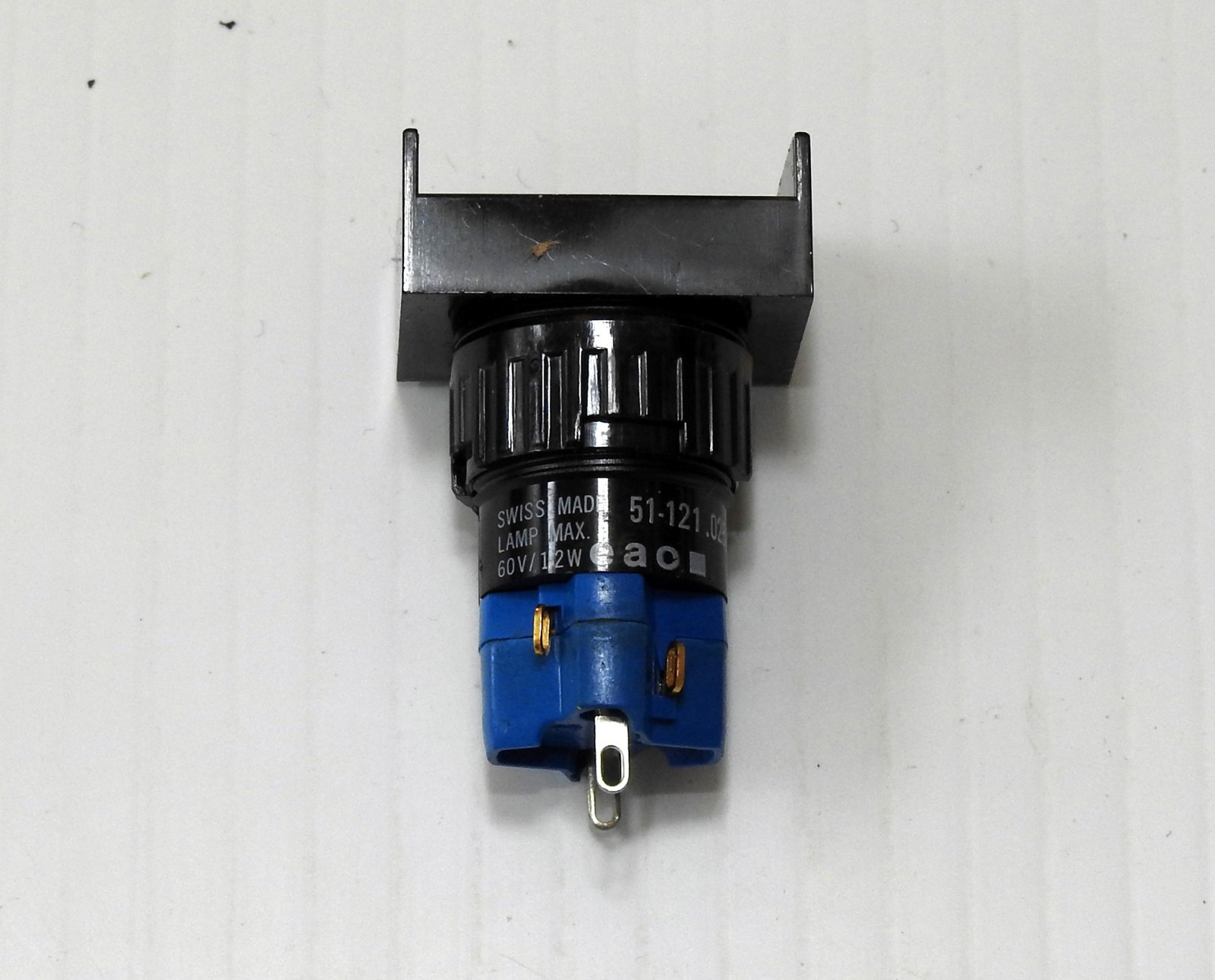 EAO 51.121-025, Momentary Illuminated Rectangular Pushbutton, 1NO/1NC panel mnt
