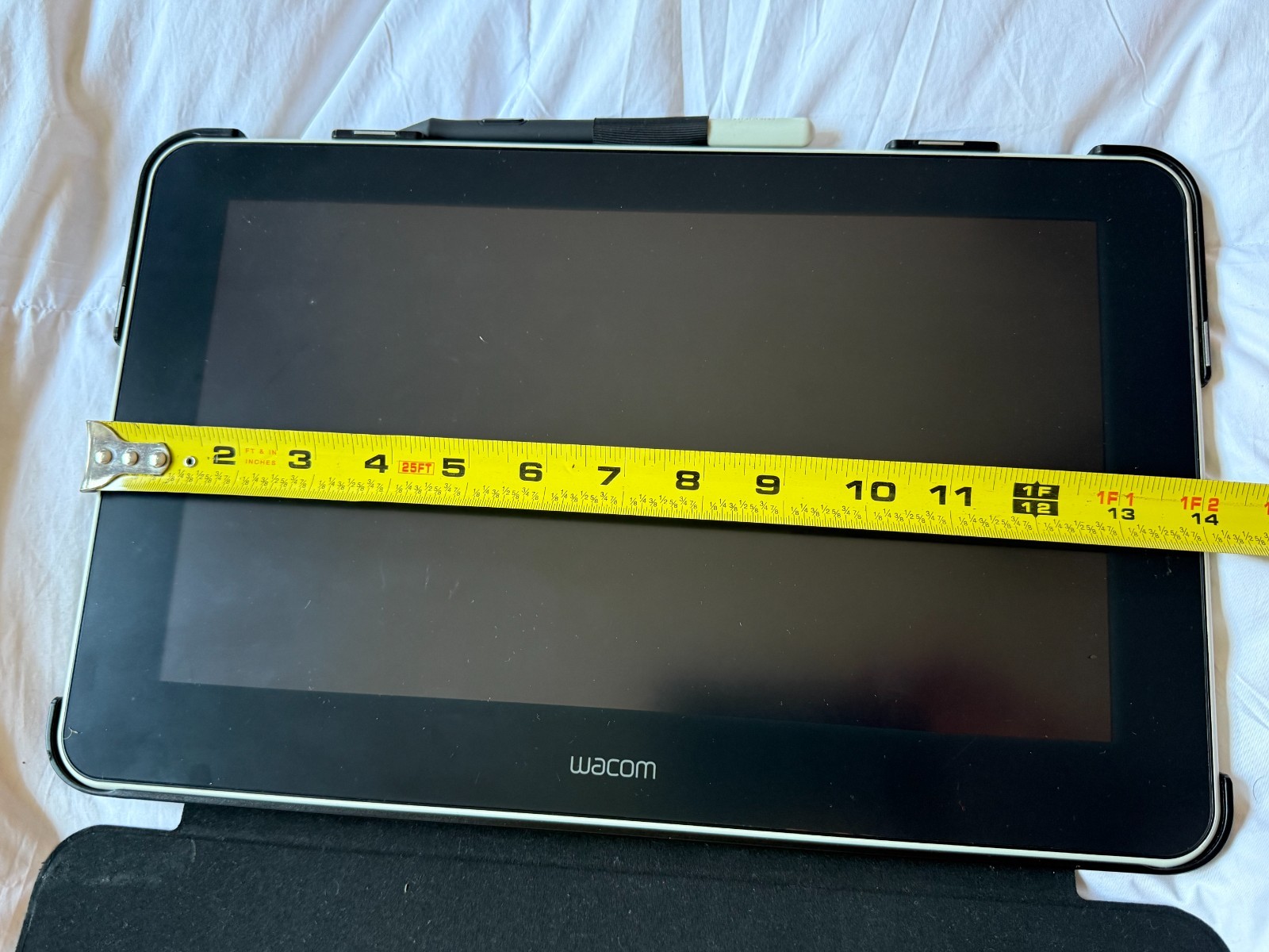 *** WACOM TABLET WITH PEN, COVER CASE, SCREEN PROTECTOR, (NEVER USED) ****
