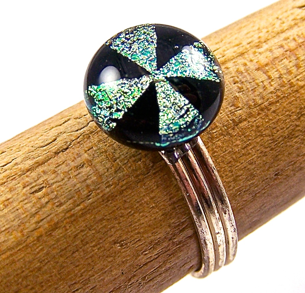 Ring Adjustable Dichroic Glass Gold Yellow Black Cross Pinwheel Pattern 8mm