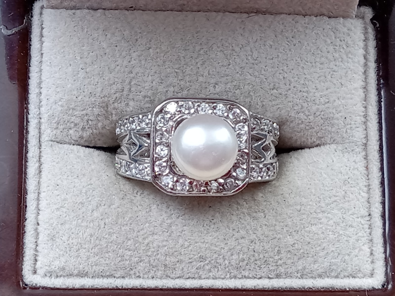 Glamorous Cocktail Sterling Silver Ring w. Pearl Setting: Size 7