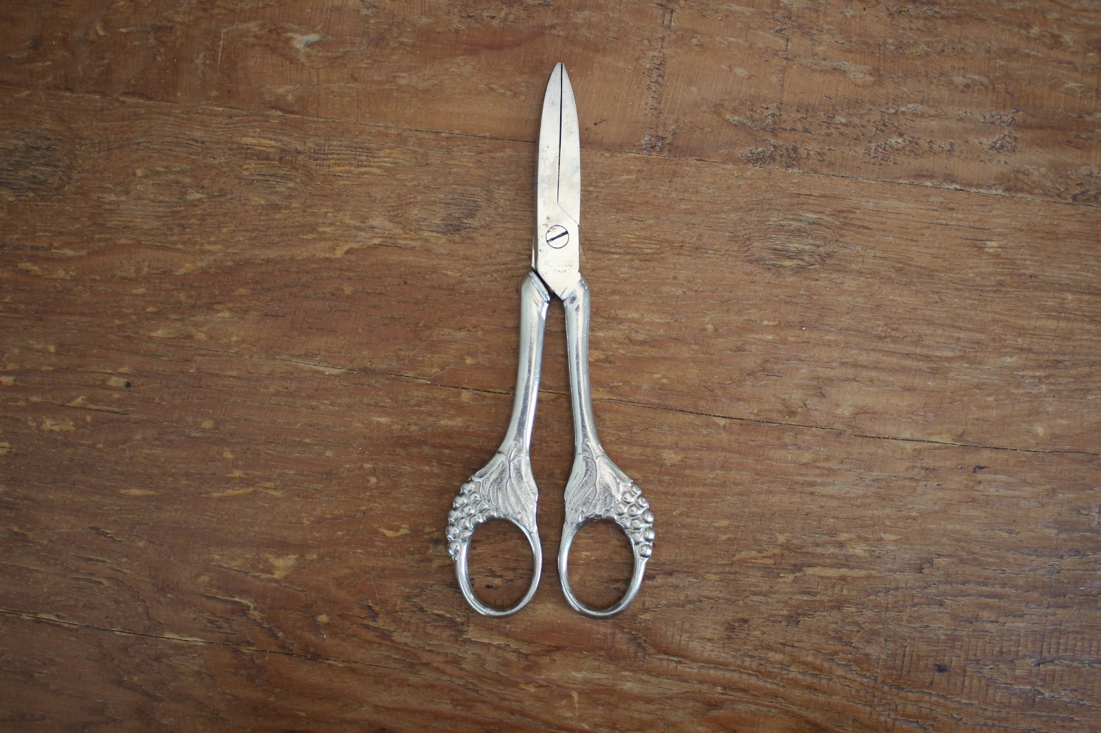 Vintage Rowoco Italy Kitchen Scissors Shears Fancy Grape Vine Design
