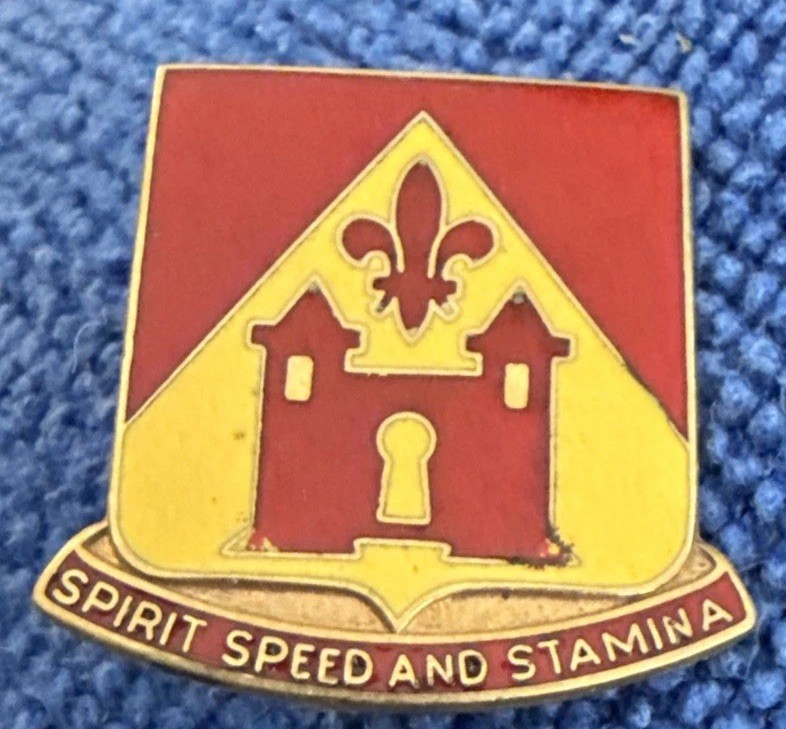 US Army 229th Field Artillery DI  DUI  crest Pin D9