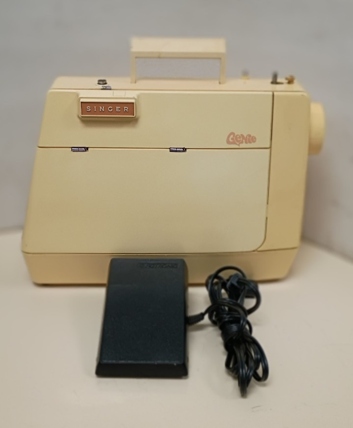 Vintage Singer Genie 353 Sewing Machine Working fine