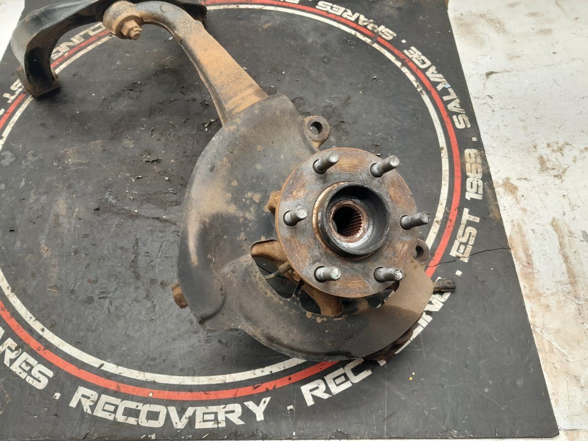 NISSAN NAVARA HUB LEFT SIDE FRONT 2.3 DIESEL AUTOMATIC NP300 D23