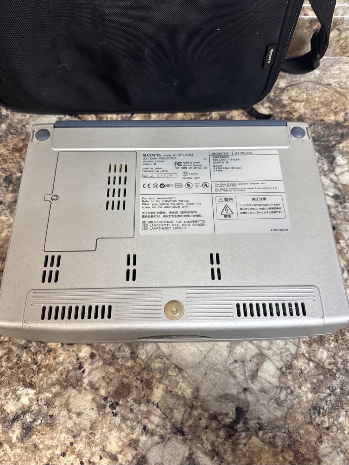 Sony VPL-CS4 LCD Data Projector With Power Cable Remote And Carry Case