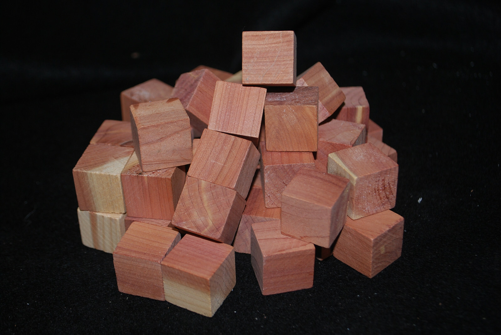 Aromatic Cedar Wood Cube Blocks Chemical Free Lots of 100 or 200 Cubes S5939