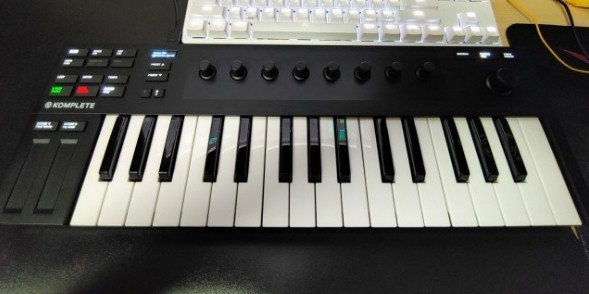 NATIVE INSTRUMENTS / KOMPLETE KONTROL M32 / SMALL KEYBOARD CONTROLLER
